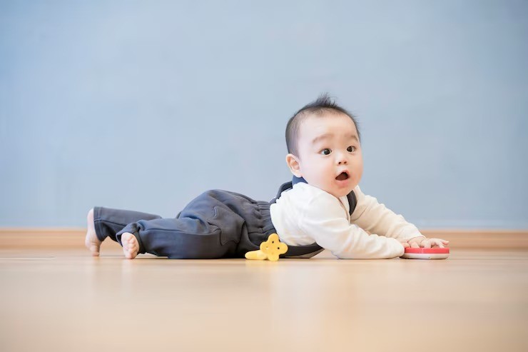 aktivitas bayi 3 bulan, stimulasi fisik bayi, memperkuat otot bayi, tahapan perkembangan motorik bayi, bayi belajar duduk, bayi merangkak, bayi merayap, perkembangan bayi 6 bulan, tips parenting bayi baru lahir